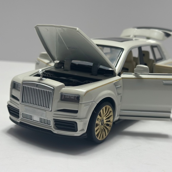 1:24 rolls royce cullinan mansory Diecast with LED HEADLIGHT AND TAILLIGHT WHITE - Picture 6 of 12